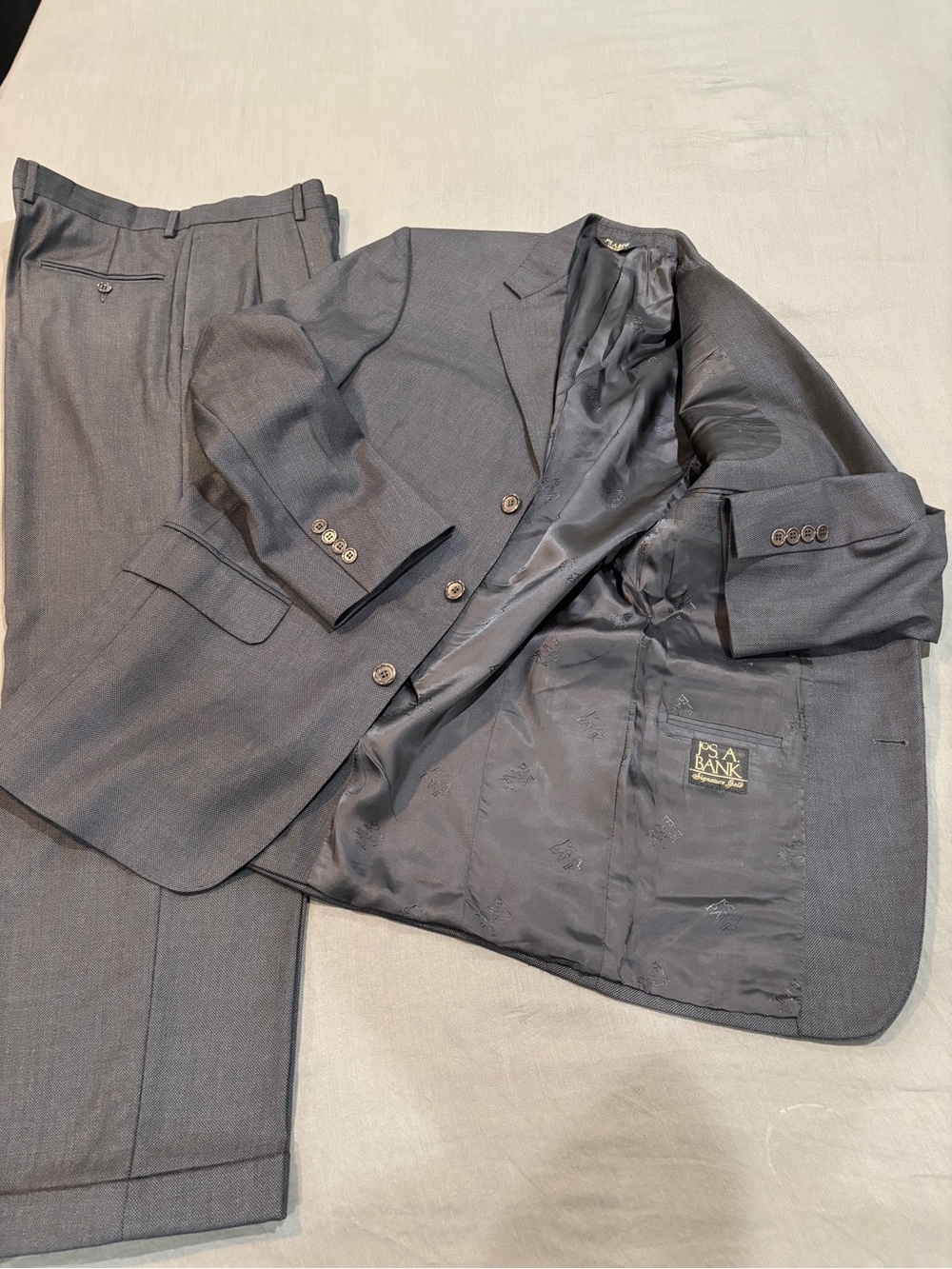 Jos. A. Bank Men's 42R Charcoal Gray Suit - Picture 3 of 14